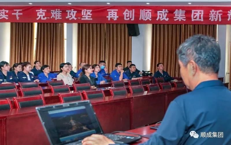 河南老子有钱lzyq88官网集团举行通讯员摄影手艺培训班